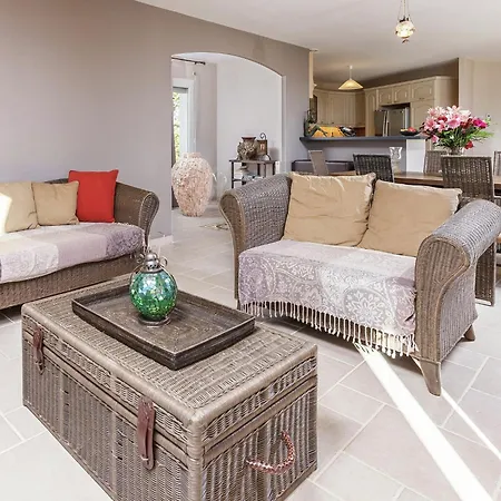 In With Pool & Nearby