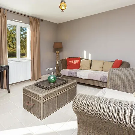 In With Pool & Nearby *