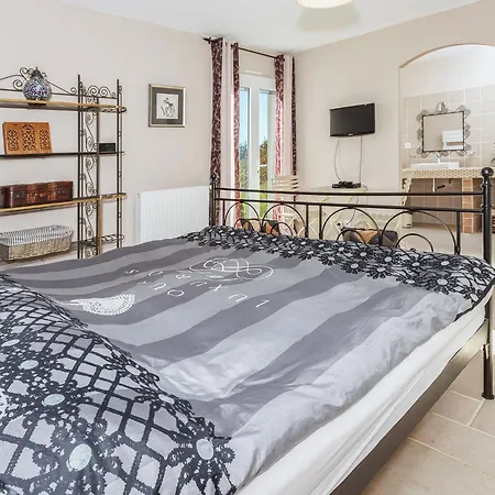 Villa In With Pool & Nearby