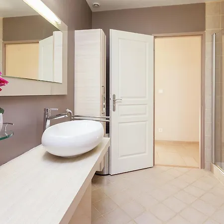 Villa In With Pool & Nearby *