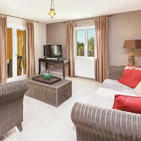 In With Pool & Nearby Villa *