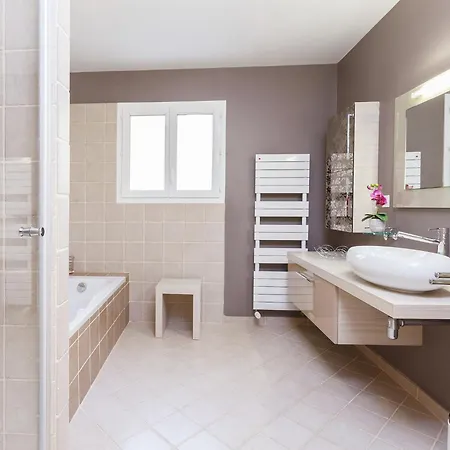 In With Pool & Nearby Villa