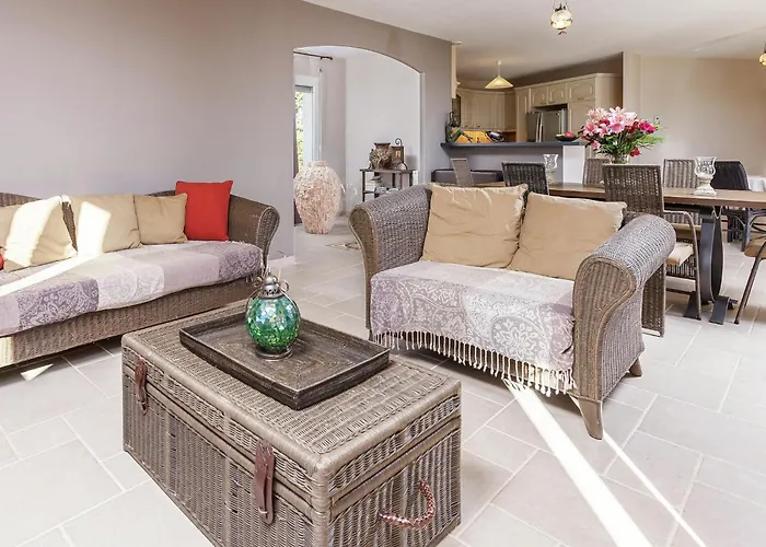 In With Pool & Nearby