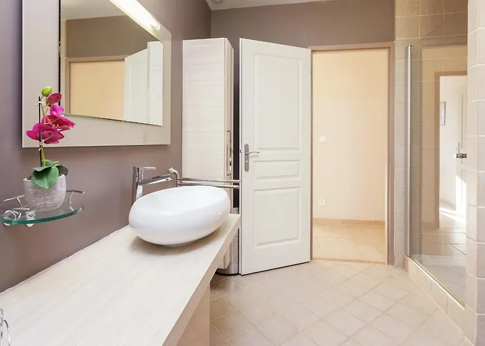 Villa In With Pool & Nearby *