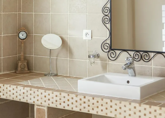 In With Pool & Nearby *