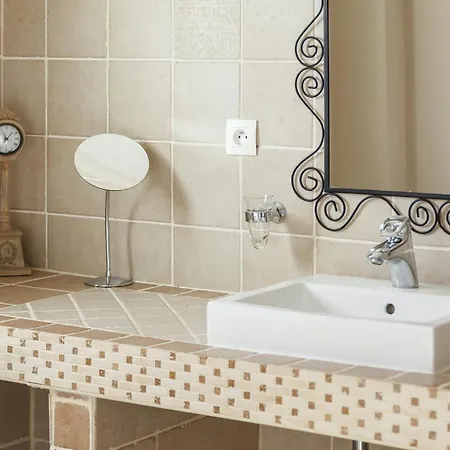 In With Pool & Nearby *