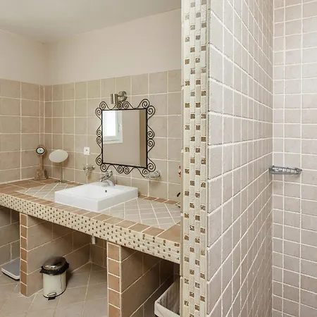 In With Pool & Nearby Villa