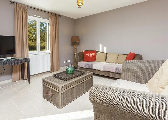 In With Pool & Nearby *