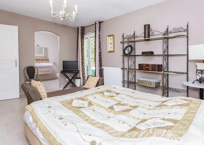 In With Pool & Nearby Villa