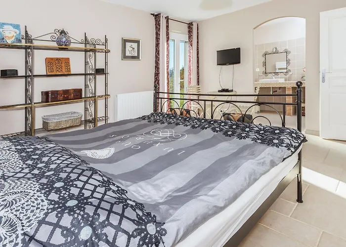 Villa In With Pool & Nearby