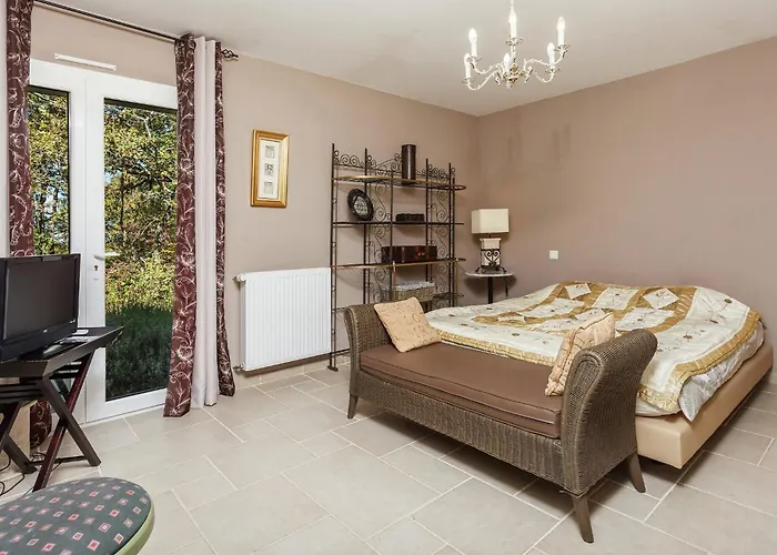 In With Pool & Nearby Villa *