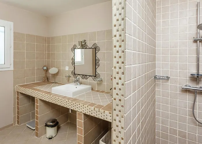 In With Pool & Nearby Villa