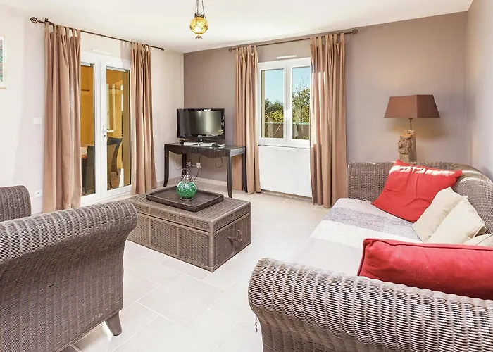 In With Pool & Nearby Villa *