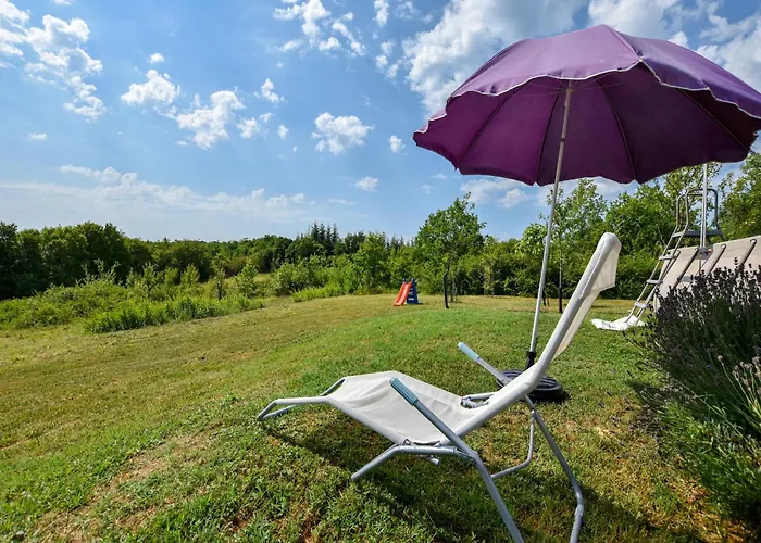 In With Pool & Nearby *