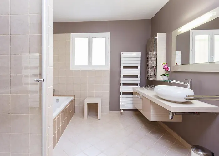 In With Pool & Nearby Villa