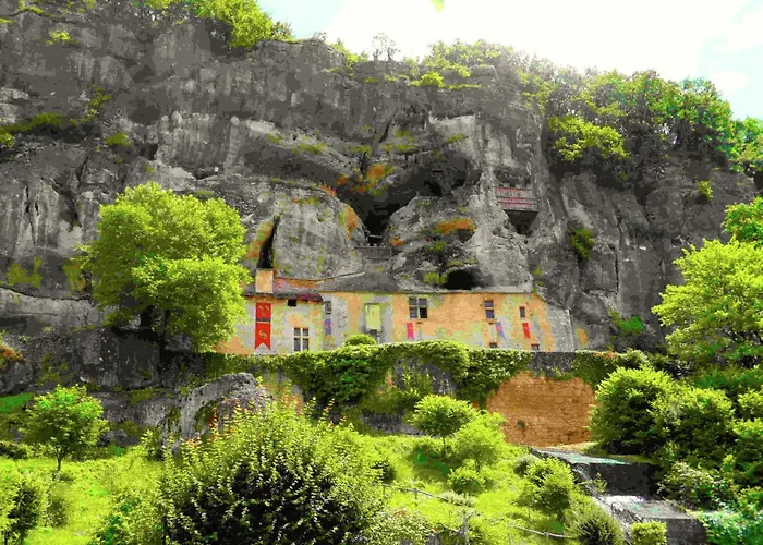 In With Pool & Nearby